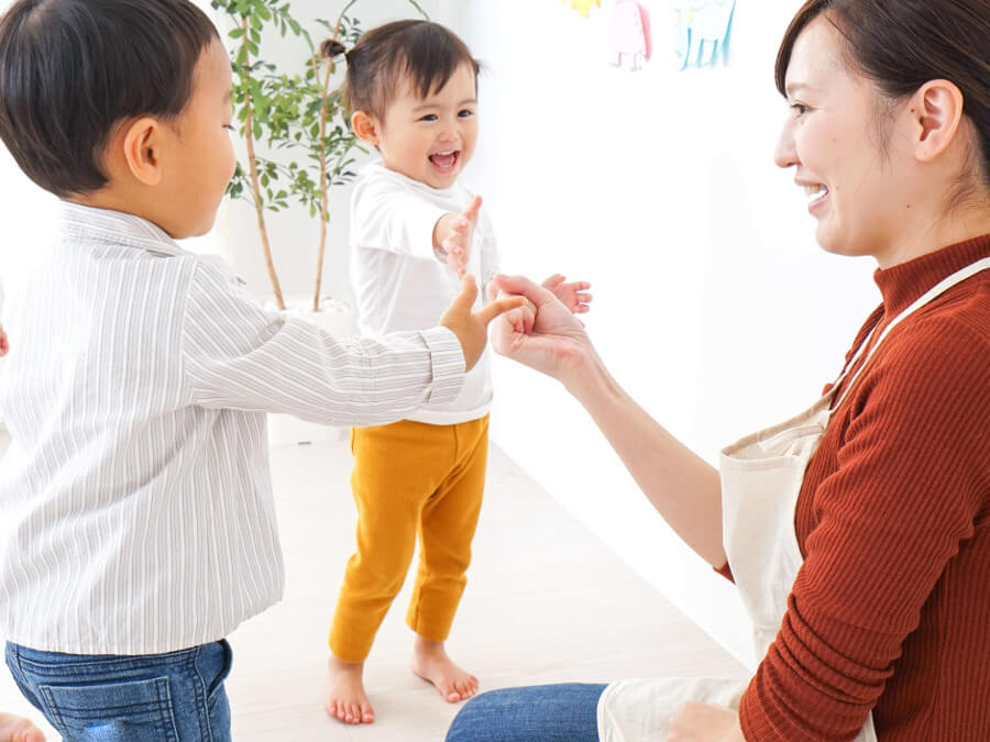 保育士さんと遊ぶ子ども