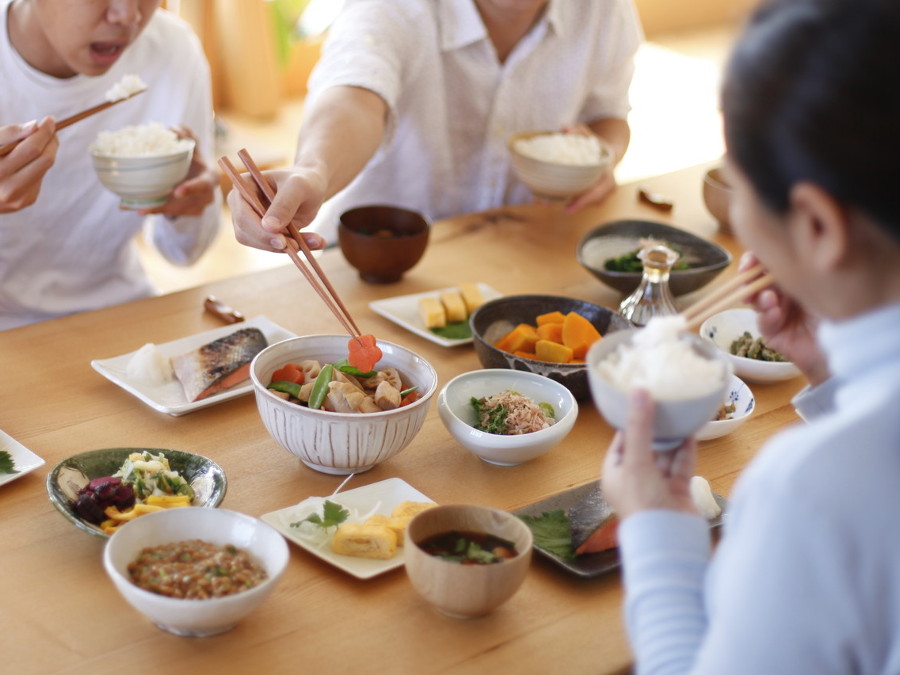 ご飯を食べている家族