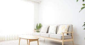 ソファーとシンプルな部屋