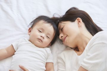 子どもと寝る母
